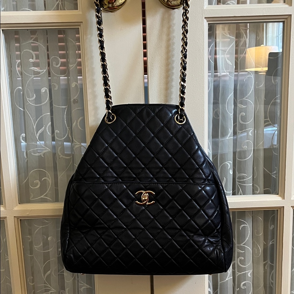 CHANEL navy quilted lambskin drawstring bucket bag